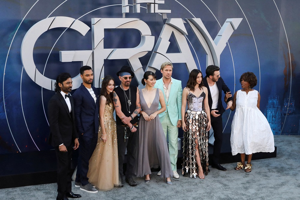 Ryan Gosling, Chris Evans & More at 'The Gray Man' Premiere Red