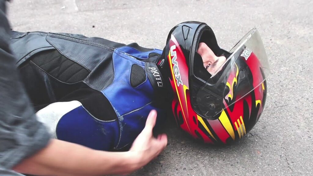 How to safely remove a helmet after a motorcycle accident - Our Today