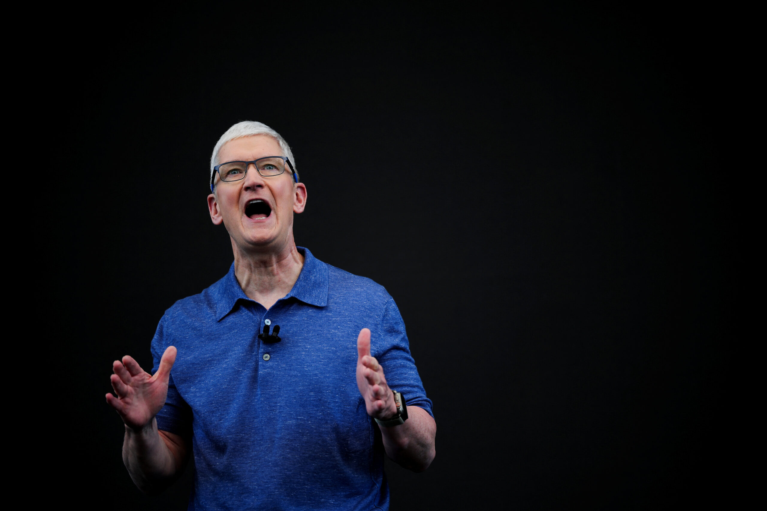 Tim Cook to step down as CEO of Apple