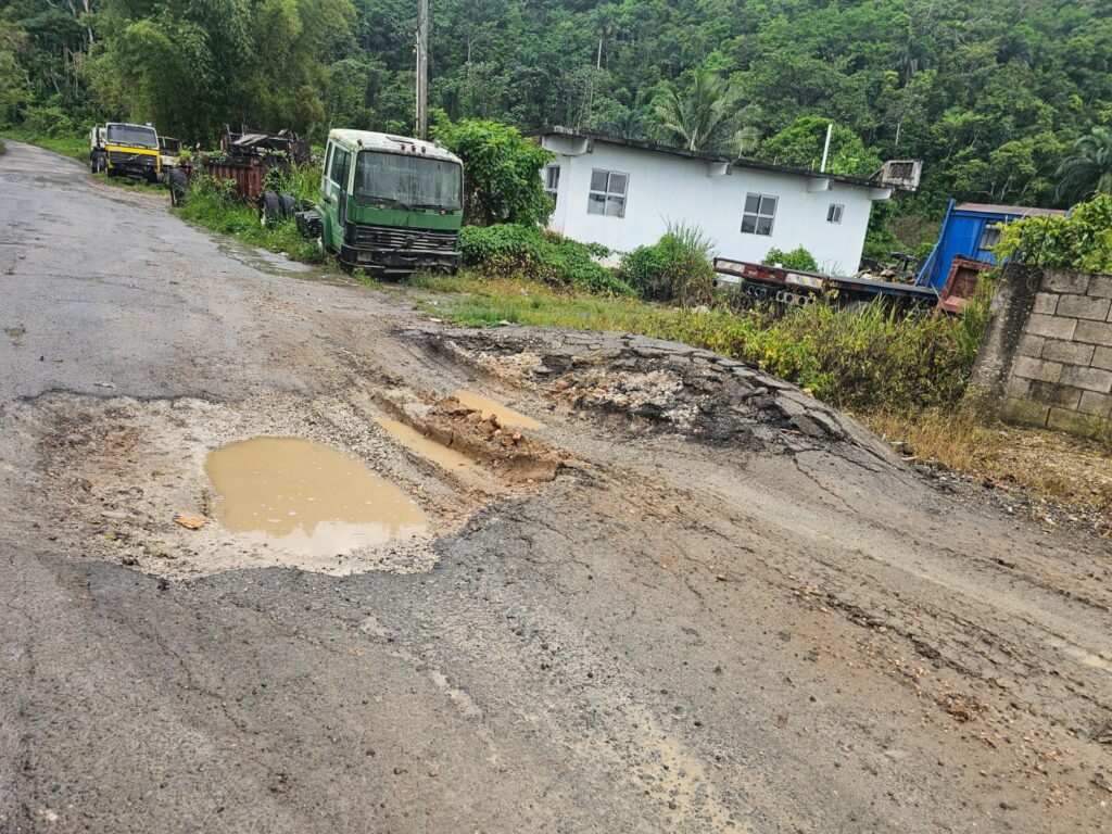 Bog Hole to Chocolate main road.